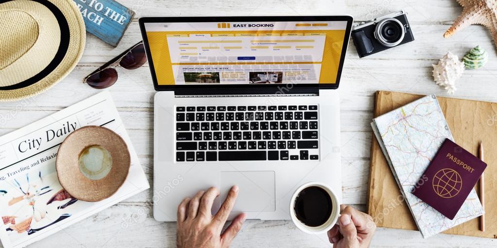 Viaggiatori che pianificano un viaggio in Sicilia con mappa e computer portatile