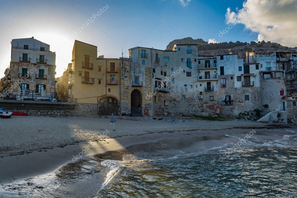 Panorama di un borgo siciliano con mare sullo sfondo