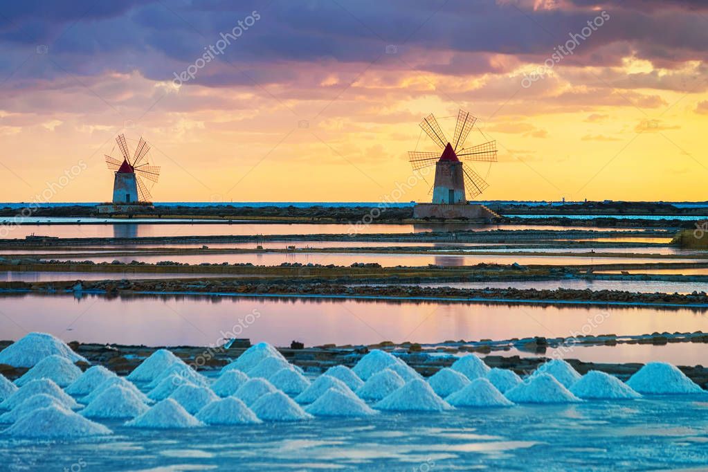 Vista di Trapani con saline e mare al tramonto