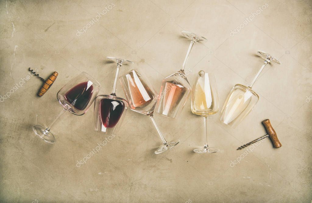 Degustazione di vino in una cantina siciliana durante un evento