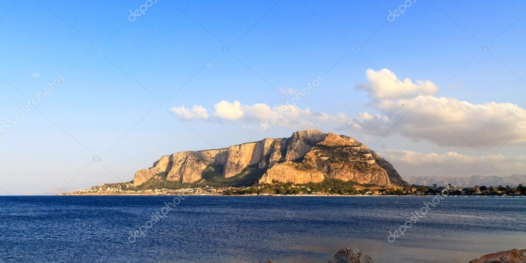 Vista della costa della Sicilia occidentale con mare e case colorate