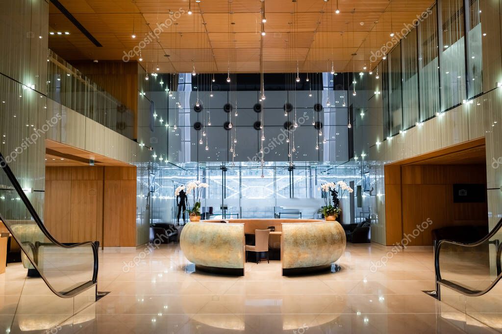 Reception luminosa di una struttura ricettiva in Sicilia con ospiti al check-in