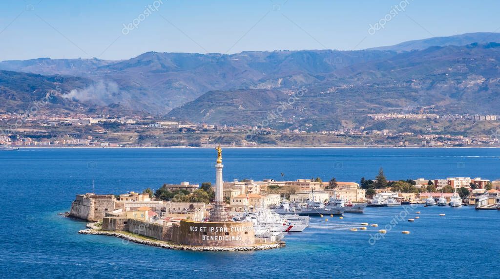 Veduta del porto di Messina e dello Stretto